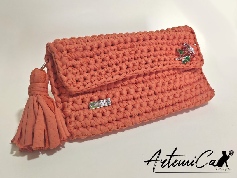 12 Clutch fatta a mano: Tangerine Twist: Bag all'uncinetto in fettuccia - un'Esplosione di Colore e Stile