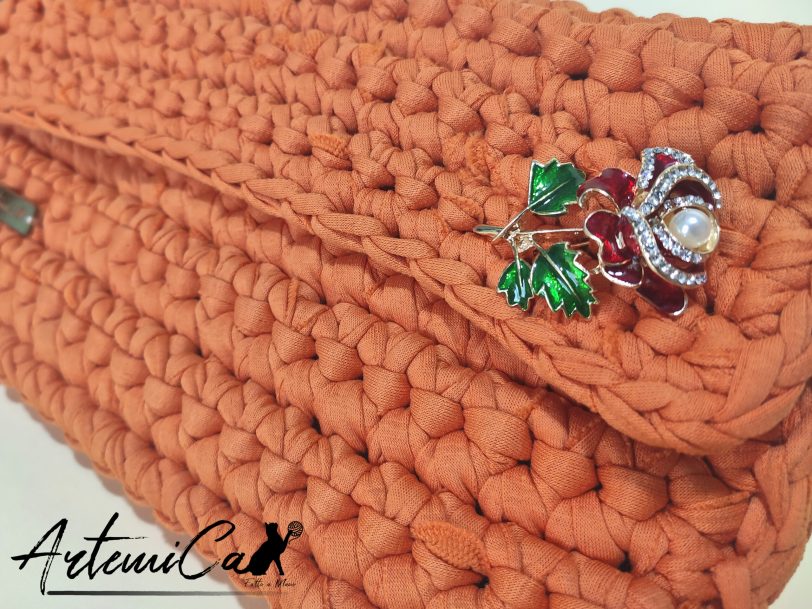 13 Clutch fatta a mano: Tangerine Twist: Bag all'uncinetto in fettuccia - un'Esplosione di Colore e Stile