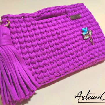 Dettaglio Borsa Fucsia Uncinetto in fettuccia, con manico integrato e ciondolo decorativo