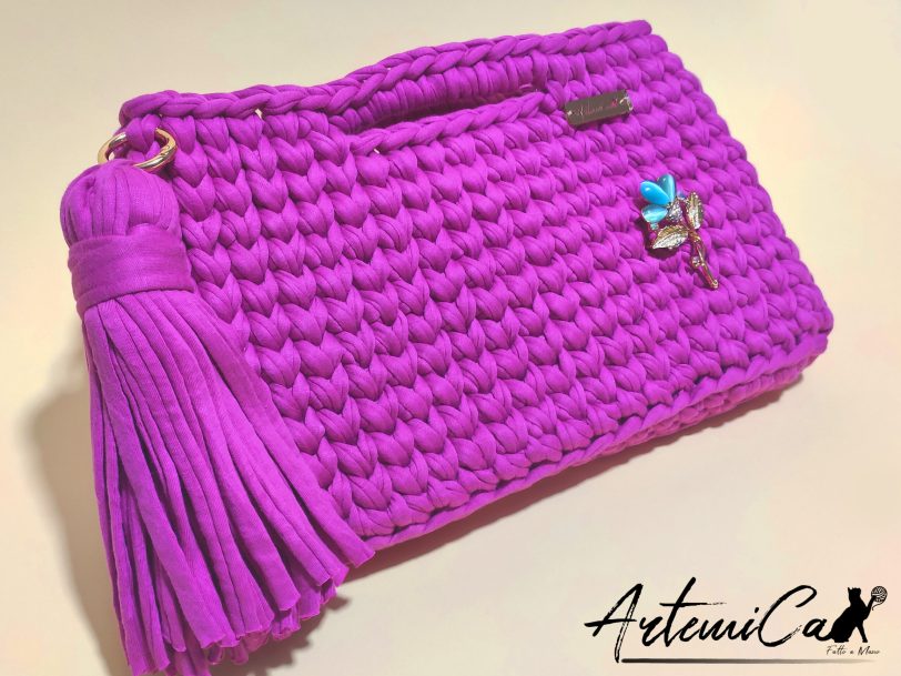 2 Dettaglio Borsa Fucsia Uncinetto in fettuccia, con manico integrato e ciondolo decorativo
