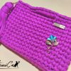 3 Dettaglio Borsa Fucsia Uncinetto fatta a mano in fettuccia, con manico integrato e ciondolo decorativo