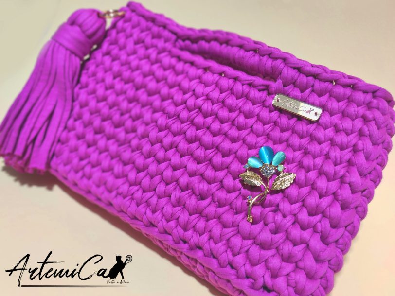 3 Dettaglio Borsa Fucsia Uncinetto fatta a mano in fettuccia, con manico integrato e ciondolo decorativo