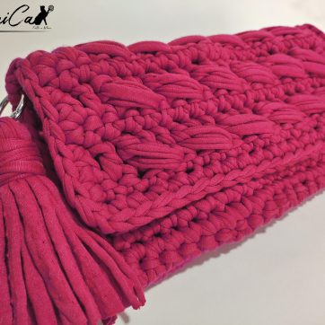 Clutch fatta a mano in fettuccia bordeaux: Passione Intrecciata