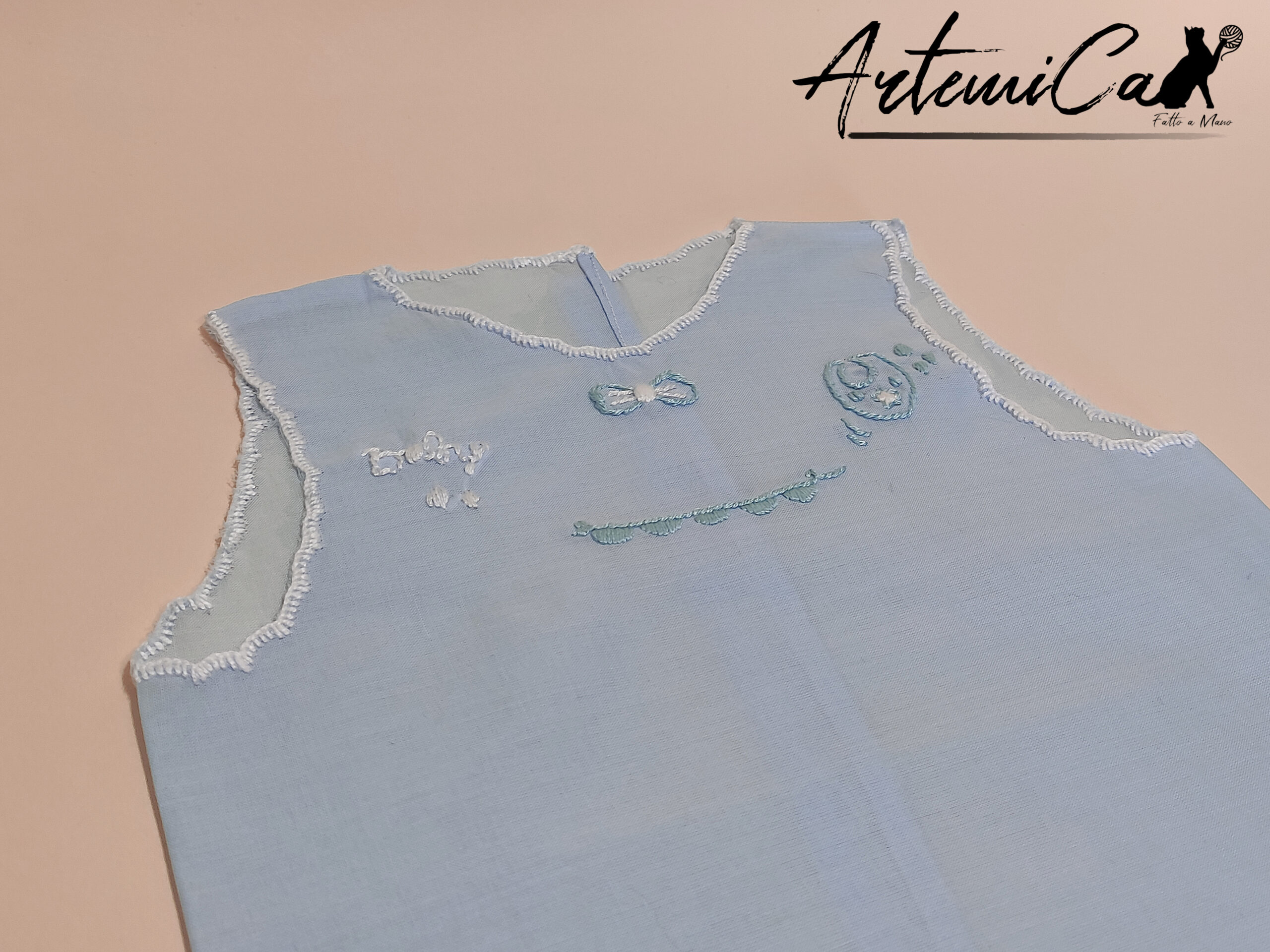 Camicina ricamata a mano