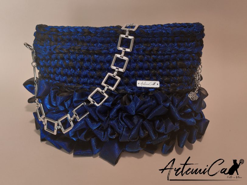 1 Ruches d’Incanto: Pochette Elegante in Fettuccia Blu e Nero Fatta a Mano