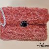 1 Soffice Abbraccio: Clutch Artigianale in Pelliccia Corallo con Perle e Fibbia Elegante