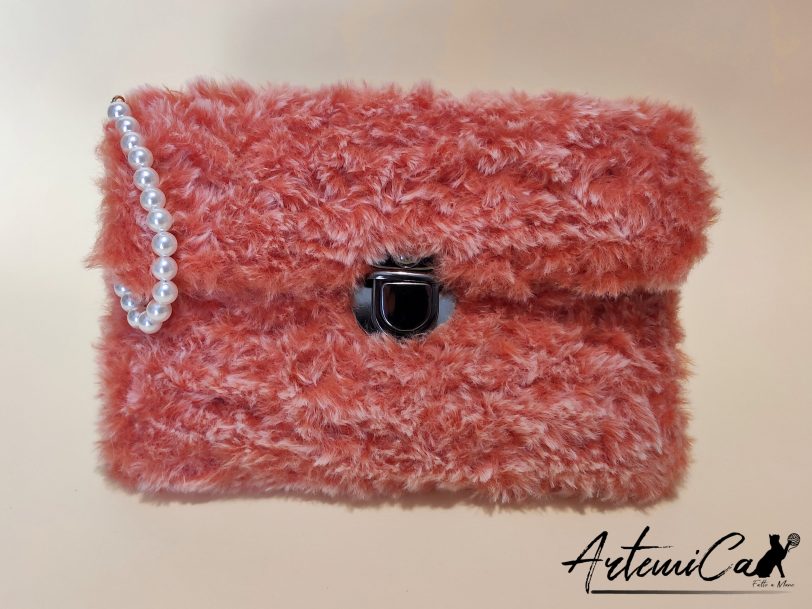1 Soffice Abbraccio: Clutch Artigianale in Pelliccia Corallo con Perle e Fibbia Elegante