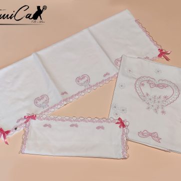 Incanto di Cuori: "Set Lenzuola e Copertina con Cuori e Margherite Ricamate a Mano