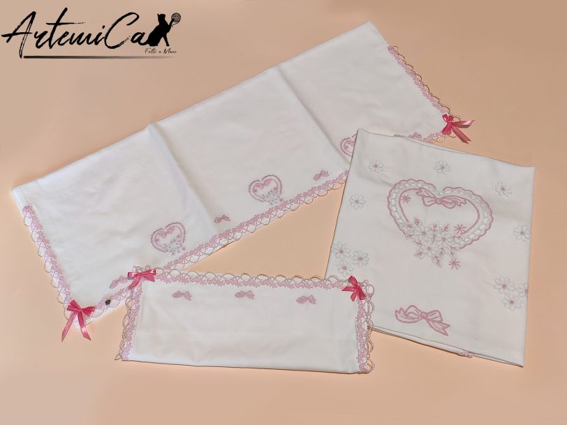 1 Incanto di Cuori: "Set Lenzuola e Copertina con Cuori e Margherite Ricamate a Mano