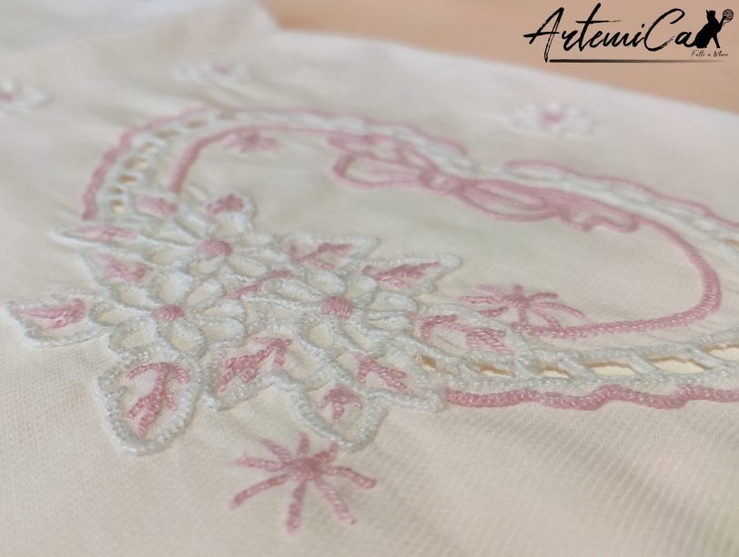 10 Incanto di Cuori: "Set Lenzuola e Copertina con Cuori e Margherite Ricamate a Mano