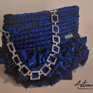 Ruches d’Incanto: Pochette Elegante in Fettuccia Blu e Nero Fatta a Mano