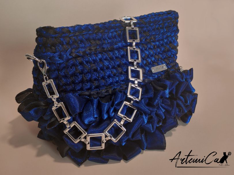 2 Ruches d’Incanto: Pochette Elegante in Fettuccia Blu e Nero Fatta a Mano