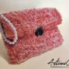 2 Soffice Abbraccio: Clutch Artigianale in Pelliccia Corallo con Perle e Fibbia Elegante