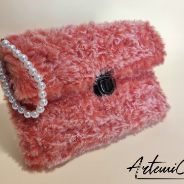 Soffice Abbraccio: Clutch Artigianale in Pelliccia Corallo con Perle e Fibbia Elegante