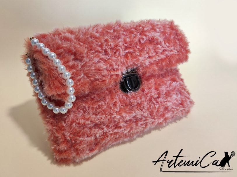 2 Soffice Abbraccio: Clutch Artigianale in Pelliccia Corallo con Perle e Fibbia Elegante