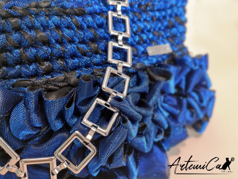 3 Ruches d’Incanto: Pochette Elegante in Fettuccia Blu e Nero Fatta a Mano