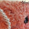 3 Soffice Abbraccio: Clutch Artigianale in Pelliccia Corallo con Perle e Fibbia Elegante