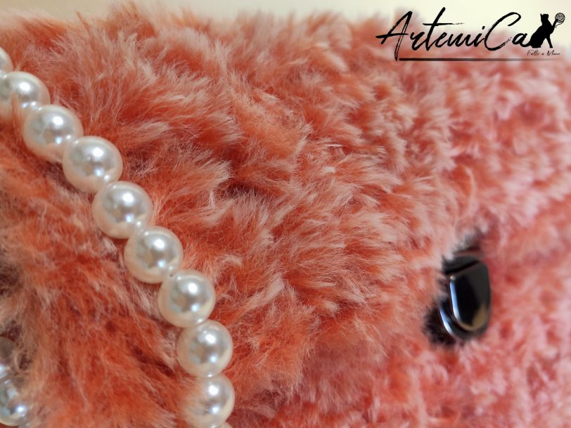 3 Soffice Abbraccio: Clutch Artigianale in Pelliccia Corallo con Perle e Fibbia Elegante