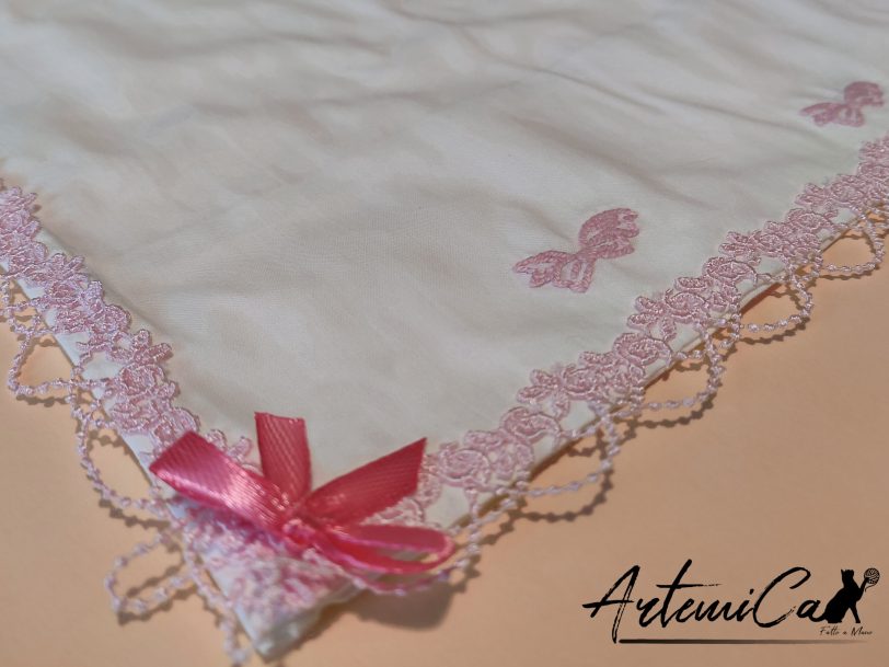 3 Incanto di Cuori: "Set Lenzuola e Copertina con Cuori e Margherite Ricamate a Mano