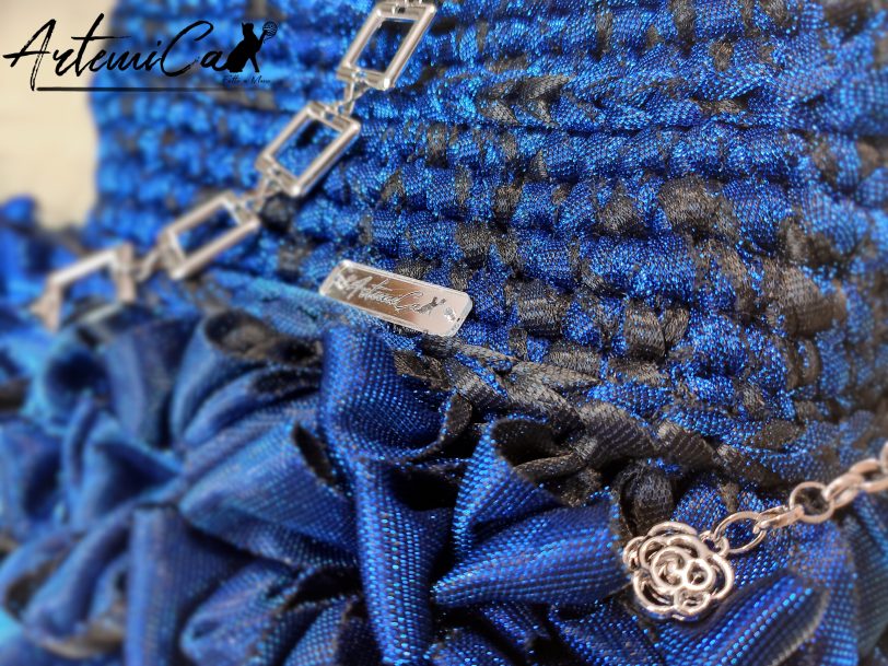 4 Ruches d’Incanto: Pochette Elegante in Fettuccia Blu e Nero Fatta a Mano
