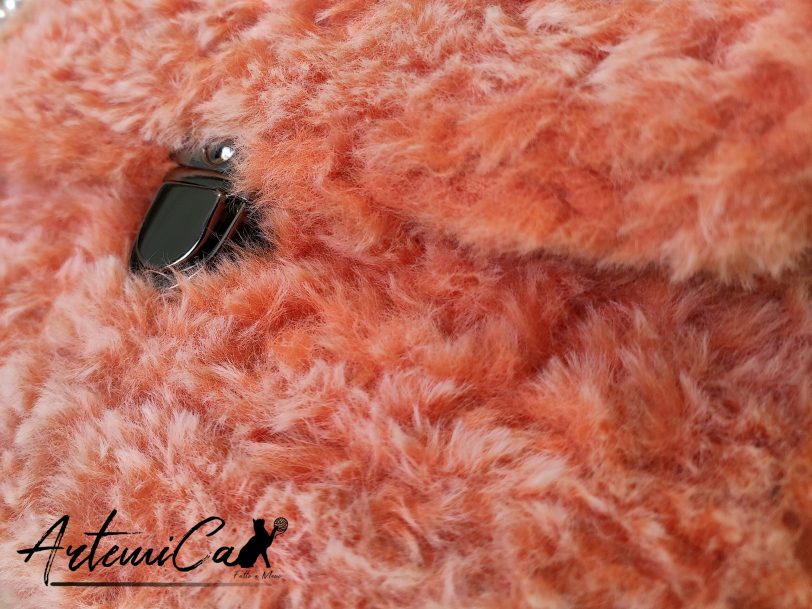 4 Soffice Abbraccio: Clutch Artigianale in Pelliccia Corallo con Perle e Fibbia Elegante