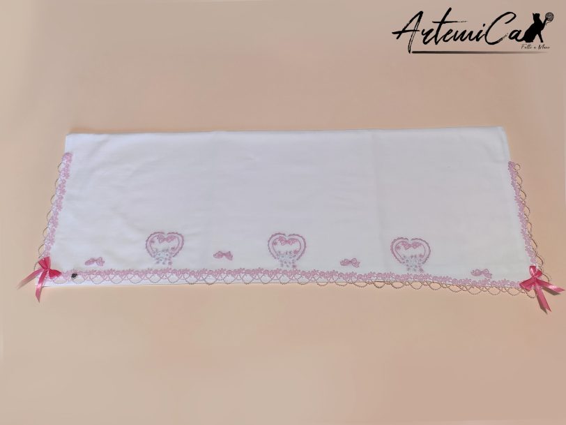 4 Incanto di Cuori: "Set Lenzuola e Copertina con Cuori e Margherite Ricamate a Mano