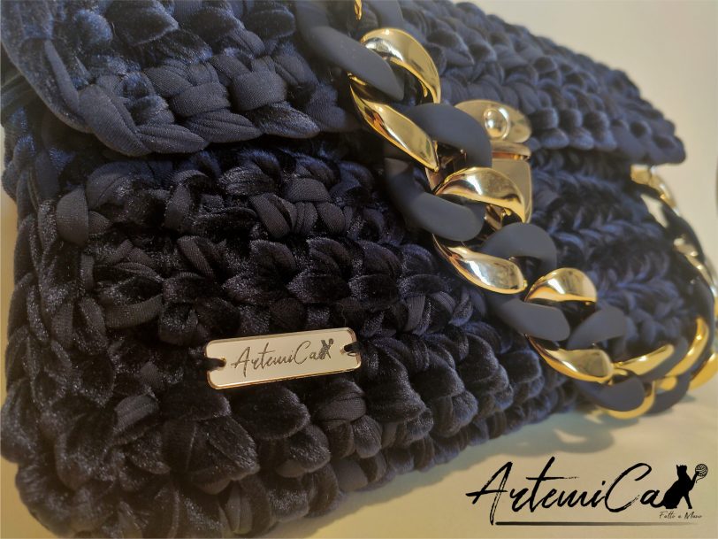 4n Clutch Velluto Noir et Or: Borsa Artigianale in Velluto Nero con Catena Dorata