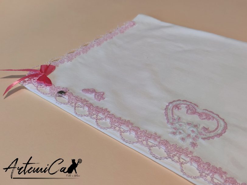 5 Incanto di Cuori: "Set Lenzuola e Copertina con Cuori e Margherite Ricamate a Mano