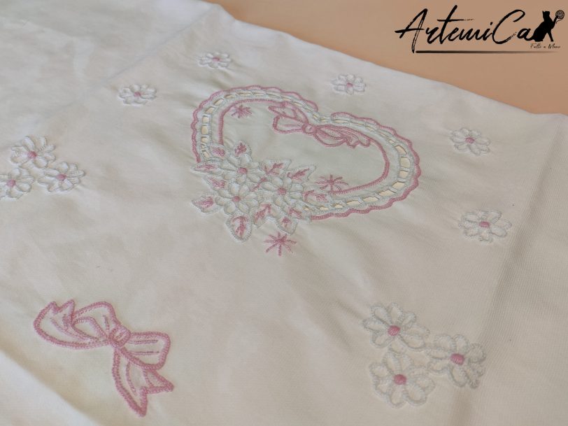 6 Incanto di Cuori: "Set Lenzuola e Copertina con Cuori e Margherite Ricamate a Mano