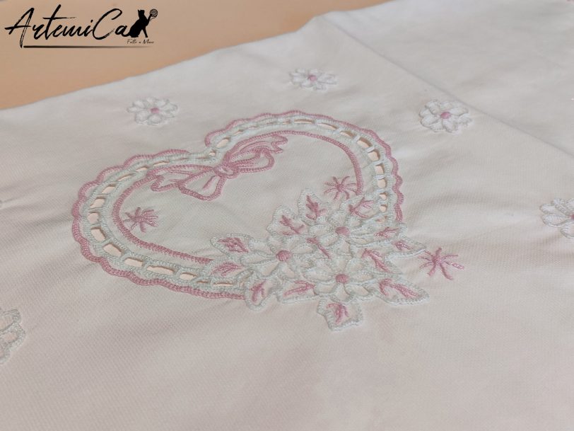 7 Incanto di Cuori: "Set Lenzuola e Copertina con Cuori e Margherite Ricamate a Mano