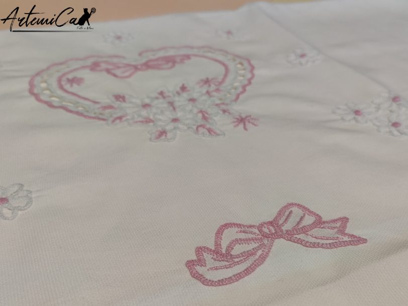 8 Incanto di Cuori: "Set Lenzuola e Copertina con Cuori e Margherite Ricamate a Mano