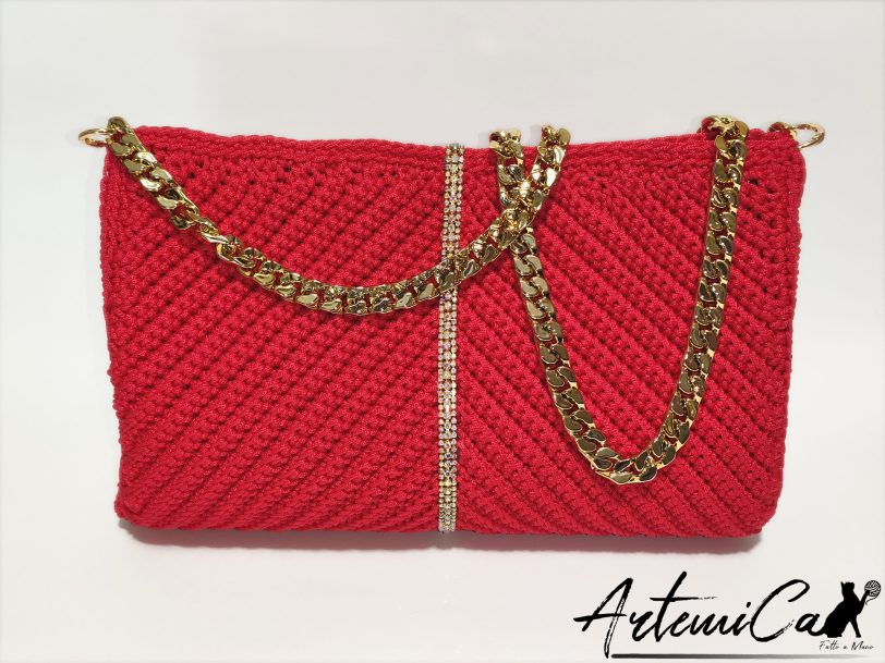 1 Rosso Diamante: Borsa Fatta a Mano all'Uncinetto con dettagli Luminosi e catena dorata