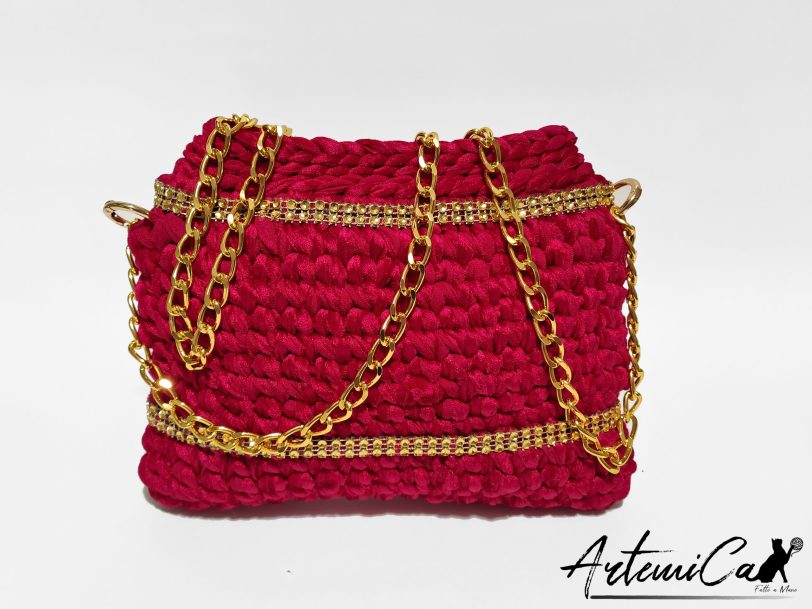 1 Clutch Fiamma Dorata: Borsa Fatta a Mano all'Uncinetto in Rosso con Strass e Catena dorata