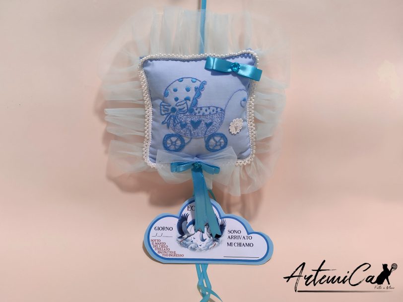 1 Puff di Cielo: Fiocco Nascita Azzurro Ricamato a Mano - Rendi unico questo momento Speciale