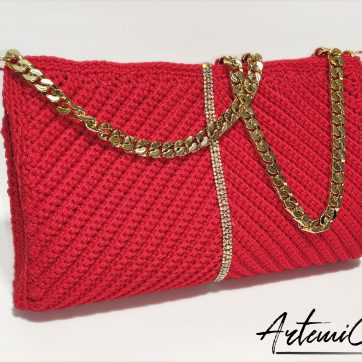 Rosso Diamante: Borsa Fatta a Mano all'Uncinetto con dettagli Luminosi e catena dorata
