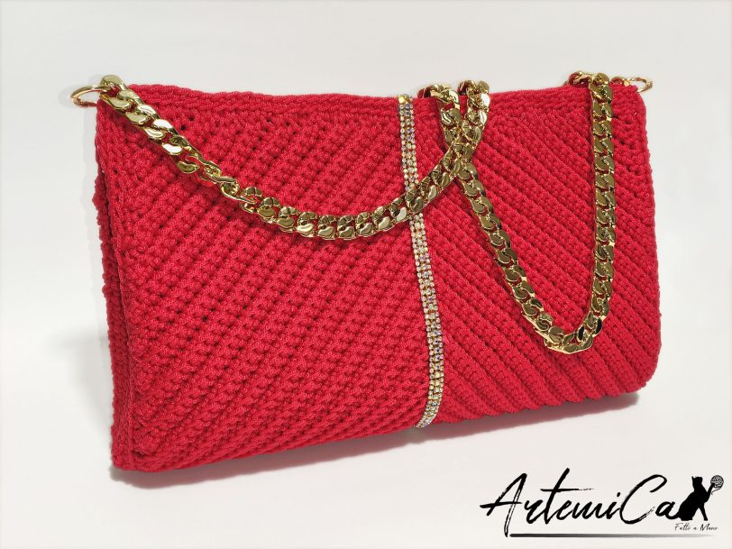 2 Rosso Diamante: Borsa Fatta a Mano all'Uncinetto con dettagli Luminosi e catena dorata