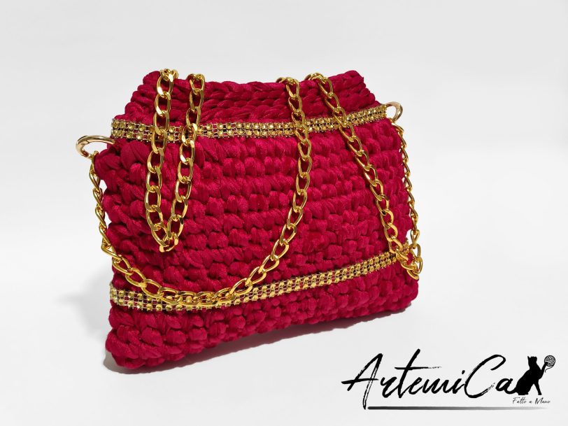 2 Clutch Fiamma Dorata: Borsa Fatta a Mano all'Uncinetto in Rosso con Strass e Catena dorata
