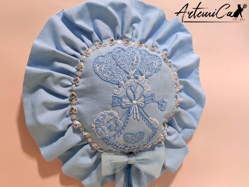 3 Fiocco di Cuori: Fiocco nascita azzurro Ricamato a Mano con dettagli artigianali