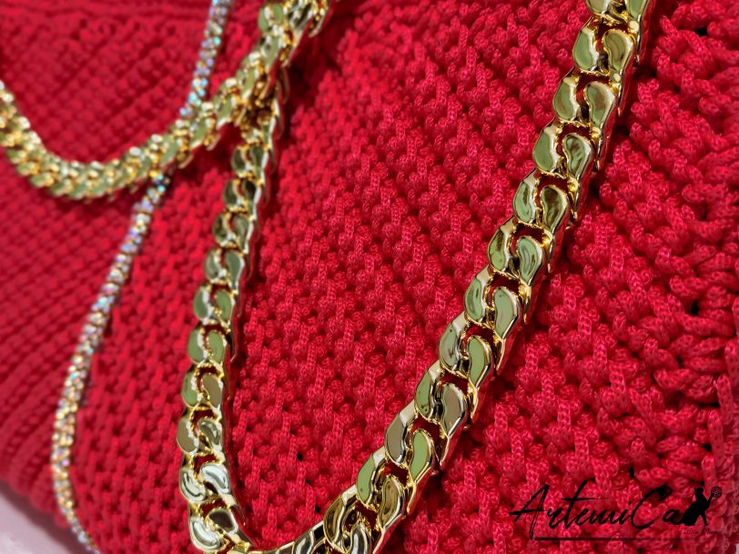 3 Rosso Diamante: Borsa Fatta a Mano all'Uncinetto con dettagli Luminosi e catena dorata