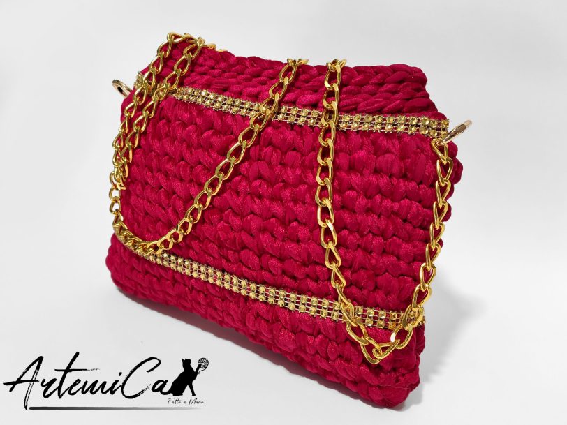 3 Clutch Fiamma Dorata: Borsa Fatta a Mano all'Uncinetto in Rosso con Strass e Catena dorata