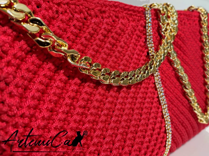 4 Rosso Diamante: Borsa Fatta a Mano all'Uncinetto con dettagli Luminosi e catena dorata