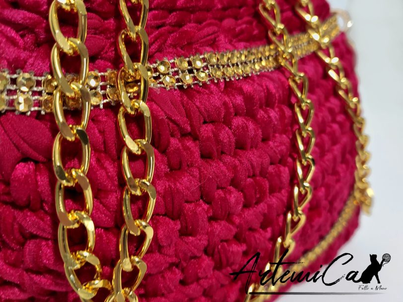 4 Clutch Fiamma Dorata: Borsa Fatta a Mano all'Uncinetto in Rosso con Strass e Catena dorata