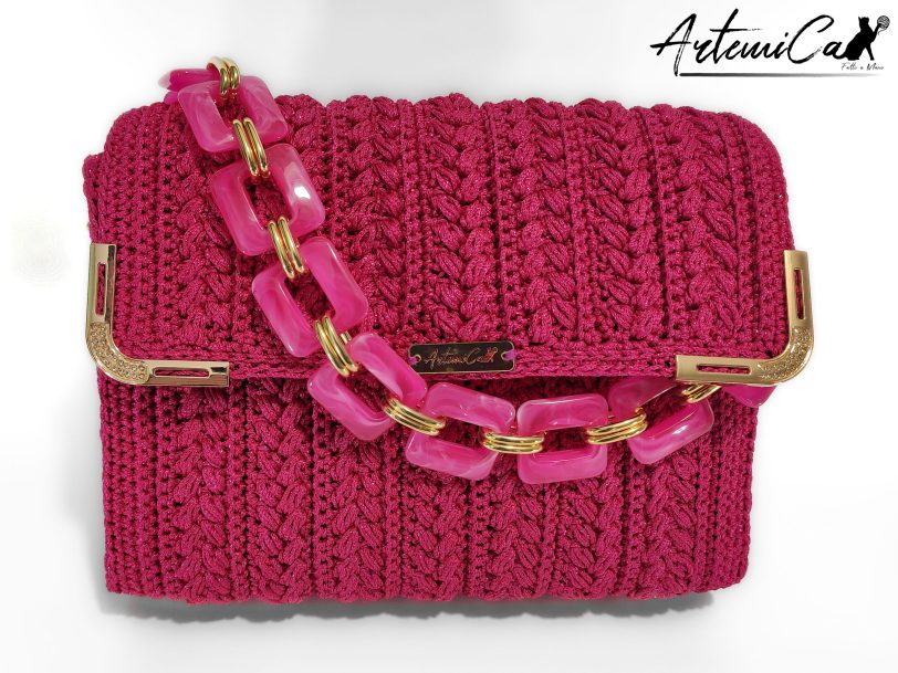 1 Pochette Polaris Fucsia: Borsa Fatta a mano all’Uncinetto in cordino Lurex Fucsia e Inserti in Oro