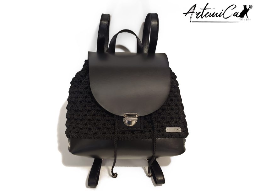 1.1 Zaino Black Poetry: fatto a mano all’uncinetto in cordino nero ed eco-pelle