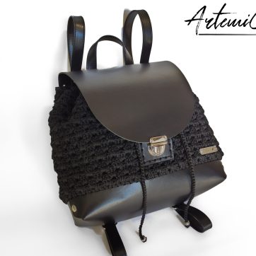 Zaino Black Poetry: fatto a mano all’uncinetto in cordino nero ed eco-pelle