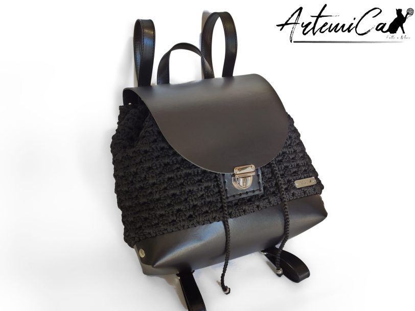 2.1 Zaino Black Poetry: fatto a mano all’uncinetto in cordino nero ed eco-pelle