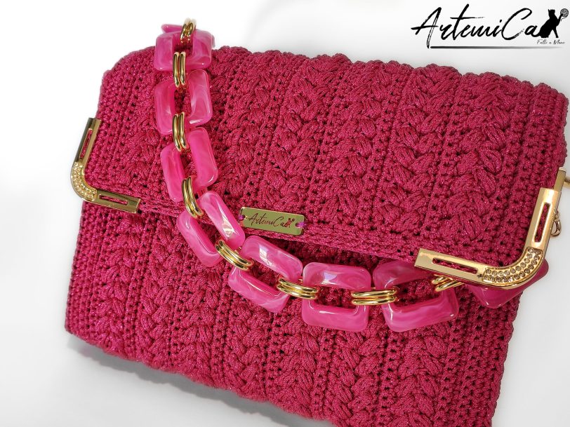 3 Pochette Polaris Fucsia: Borsa Fatta a mano all’Uncinetto in cordino Lurex Fucsia e Inserti in Oro