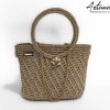 1 Pochette Bagliore di Stile: Borsa Fatta a Mano in Cordino Lurex Beige con Dettagli Oro e Spilla Floreale
