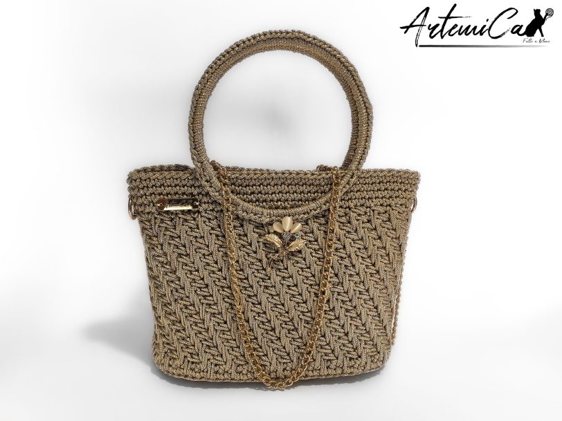 1 Pochette Bagliore di Stile: Borsa Fatta a Mano in Cordino Lurex Beige con Dettagli Oro e Spilla Floreale
