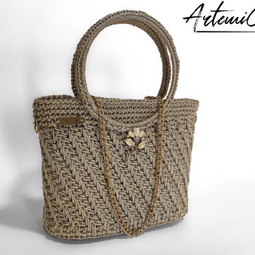 Pochette Bagliore di Stile: Borsa Fatta a Mano in Cordino Lurex Beige con Dettagli Oro e Spilla Floreale